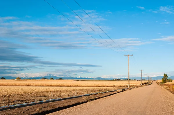 Carretera del condado que conduce hacia las Montañas Rocosas en Colorado, EE.UU. —  Fotos de Stock