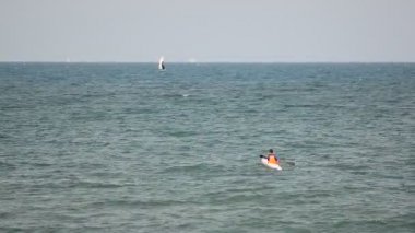 Kanoa navegando por el mar