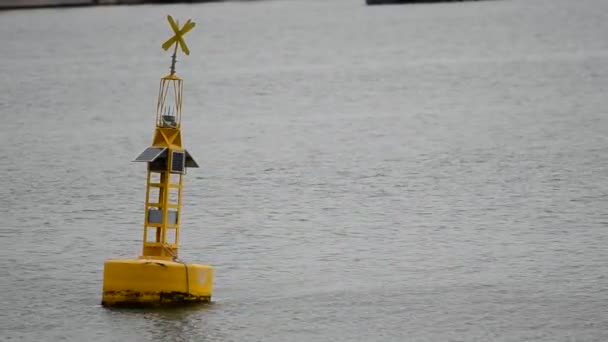 Μεγάλη Κίτρινη Σημαδούρα Που Επιπλέει Στο Νερό Μέσα Ένα Λιμάνι — Αρχείο Βίντεο