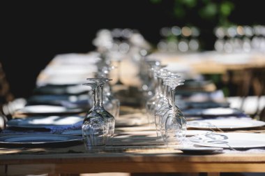 Masa takımı ve bardaklar açık hava kutlamalarında masada.