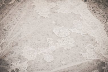 Detalle de cerca de tejido de vestido de novia con brillantes y pedrera