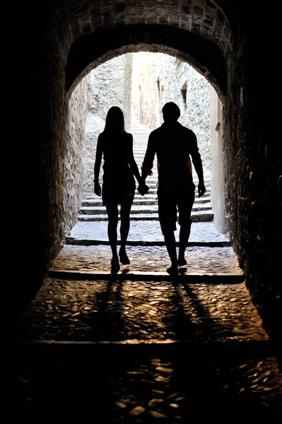 Silhueta Backlight Casal Homem Mulher Andando Mãos Dadas Túnel Pedra Imagem De Stock