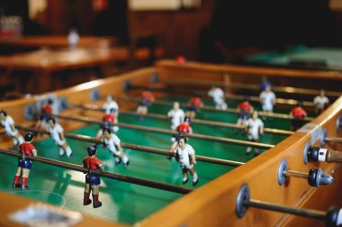 Beyaz ve kırmızı takımlı futbol masası oyunu