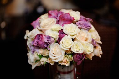 Beyaz ve pembe Gül güzel gelin buketi