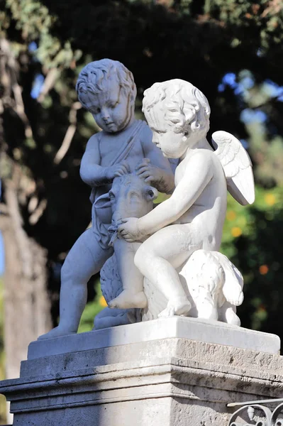 Статуя Двух Маленьких Херувимов Теленком Посередине — стоковое фото