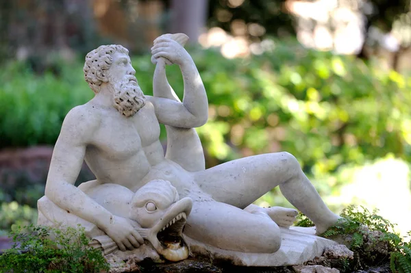 Klassisk Staty Människan Som Ligger Med Ett Havsmonster Hand — Stockfoto