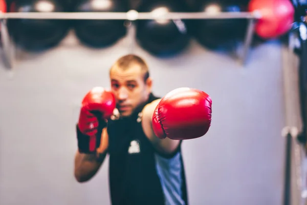 Boxer Latino Com Luvas Vermelhas Dando Soco Canhoto Interior Ginásio — Fotografia de Stock