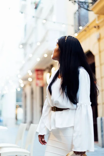 Mujer Latina Con Pelo Largo Negro Vestido Blanco Apareció Mirando — Foto de Stock