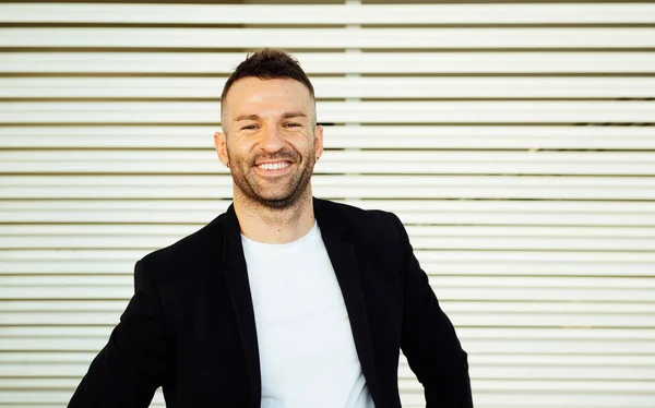 Jovem Casaco Escuro Camiseta Branca Com Barba Curta Sorrindo Para Imagem De Stock