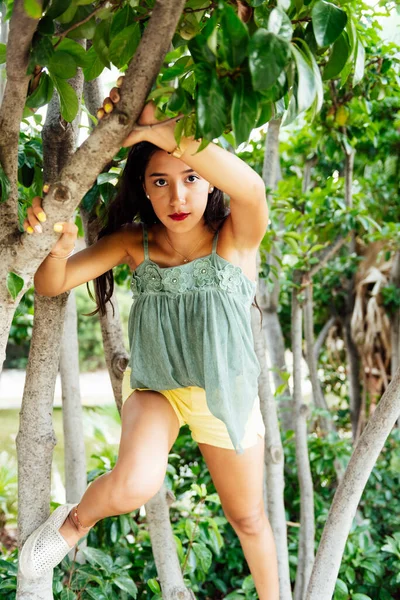 Menina Latina Com Cabelo Preto Longo Vestido Azul Subindo Entre — Fotografia de Stock