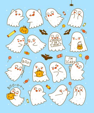 Mavi arka planda balkabakları, yarasaları ve tatlıları olan küçük şirin hayaletler seti. Komik Cadılar Bayramı tasarımı için çizgi film karakterleri.