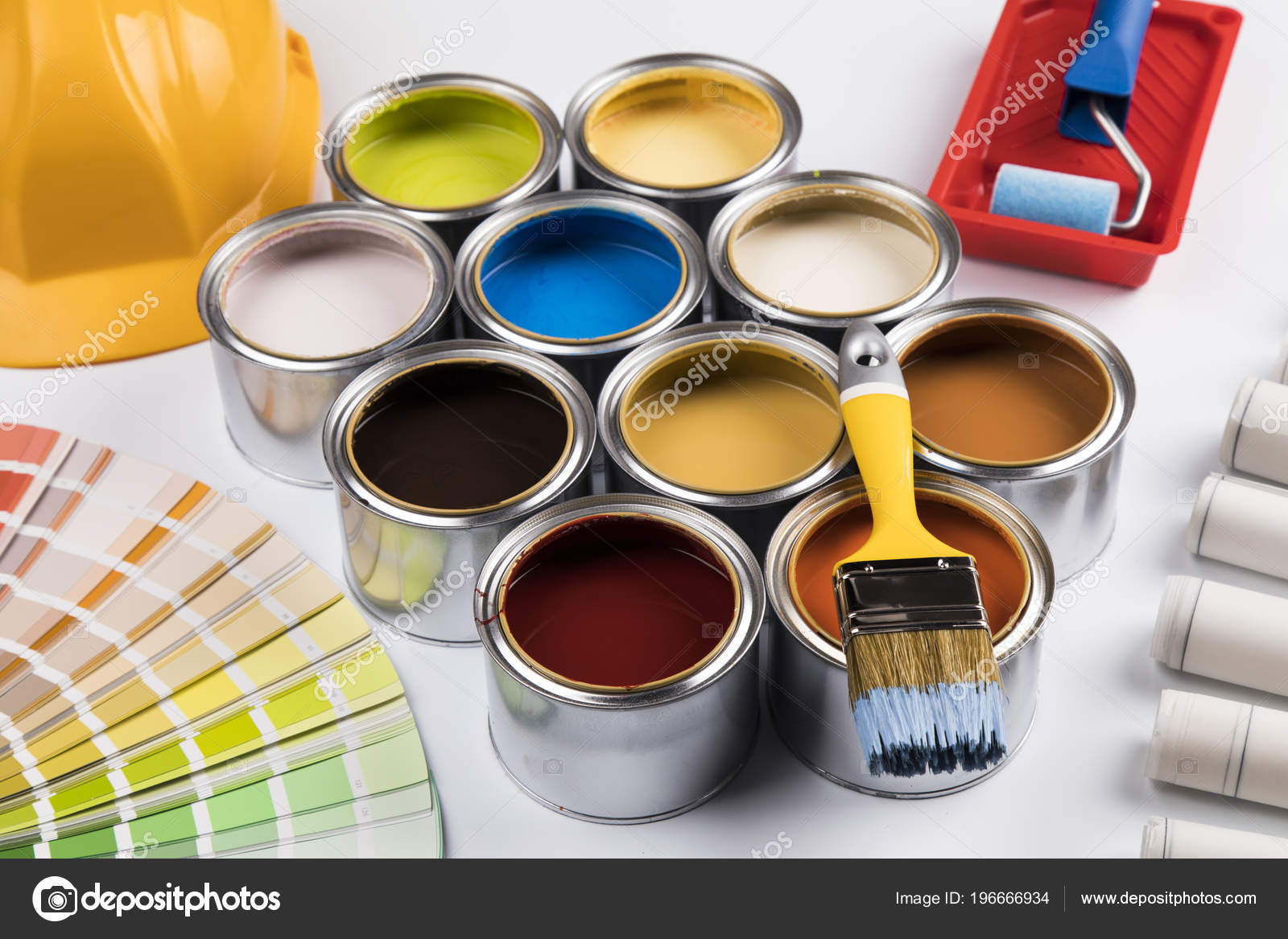 Download Tinta Lata Com Pincel — Stock Photo © JanPietruszka #196666934