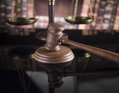 Tokmak, yasal kod ve adalet heykeli, hukuk kavramı