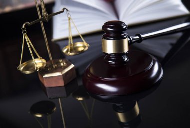 Hukuk teması, hakimin tokmağı.