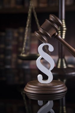 Çekiç, hukuk, adalet kavramı, paragraf işareti yasal kodu