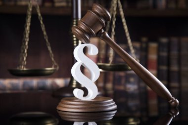 Yargıçlar tahta tokmak ve paragraf