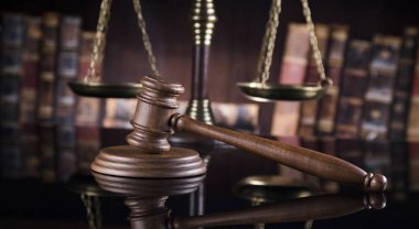 Hukuk tema, çekiç hakimin, ayna yansıması arka plan