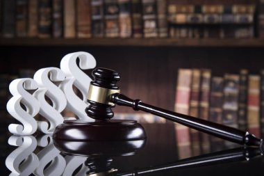 Çekiç, hukuk, adalet kavramı, paragraf işareti yasal kodu