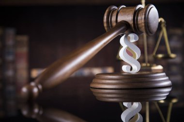 Çekiç, hukuk, adalet kavramı, paragraf işareti yasal kodu