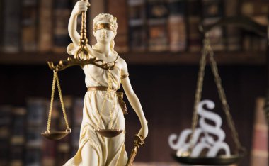 Bayan Adalet, hukuk ve adalet kavramı