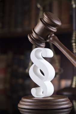 Çekiç, hukuk, adalet kavramı, paragraf işareti yasal kodu