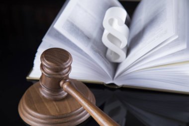 Kitap, mahkeme tokmak, hukuk tema, çekiç, yargıç ve paragraf işareti