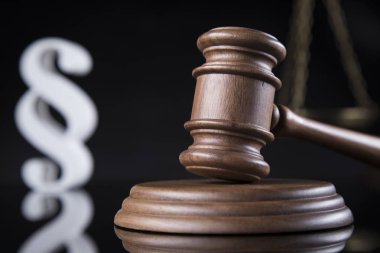 Yargıçlar tahta tokmak ve paragraf