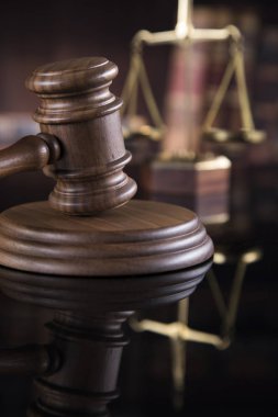 Tokmak, yasal kod ve adalet heykeli, hukuk kavramı