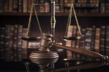 Hukuk tema, çekiç hakimin, ayna yansıması arka plan