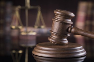 Hukuk tema, çekiç hakimin, ayna yansıması arka plan