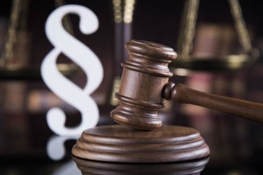 Çekiç, hukuk, adalet kavramı, paragraf işareti yasal kodu