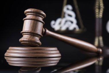 Yargıçlar tahta tokmak ve paragraf