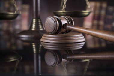 Hukuk tema, çekiç hakimin, ayna yansıması arka plan