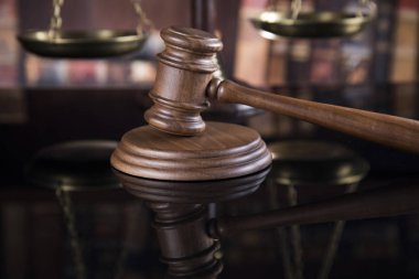 Hukuk tema, Yargıç, adalet ölçek, ayna yansıması arka plan çekiç