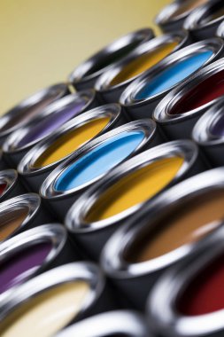 Renkli metal teneke kutulardan oluşan yaratıcılık kavramı grubu