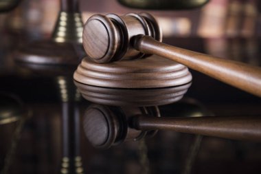 Hukuk tema, Yargıç, tahta tokmak, ayna yansıması arka plan çekiç