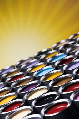 Renkli metal teneke kutulardan oluşan yaratıcılık kavramı grubu