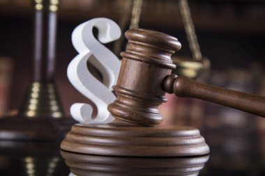 Çekiç, hukuk, adalet kavramı, paragraf işareti yasal kodu