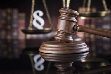 Çekiç, hukuk, adalet kavramı, paragraf işareti yasal kodu