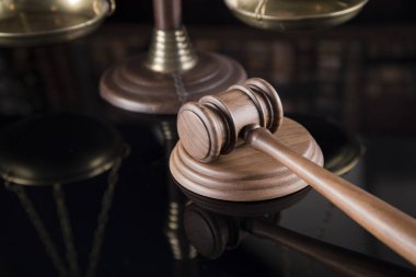 Hukuk tema, Yargıç, adalet ölçek, ayna yansıması arka plan çekiç