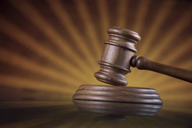 Adalet kavramı, mahkeme tokmak, hukuk tema, ayna yansıması arka plan