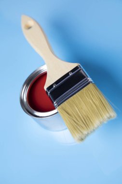 Renk boya ve boya fırçası ile teneke metal kutular