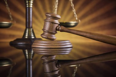 Adalet kavramı, mahkeme tokmak, hukuk tema, ayna yansıması arka plan