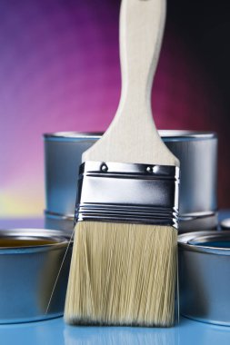 Teneke kutularda renkli boya fırçası