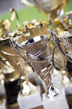 Ödül kazanan ve şampiyonluk konsepti, spor arka planında kupa.