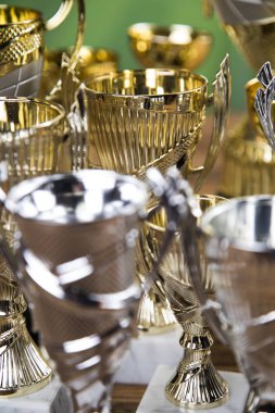 Ödül kazanan ve şampiyonluk konsepti, spor arka planında kupa.