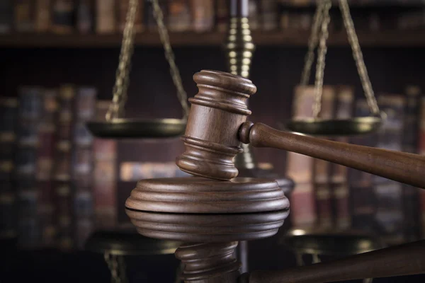 法律テーマ 裁判官 正義のスケール ミラー反射背景の木槌 — ストック写真