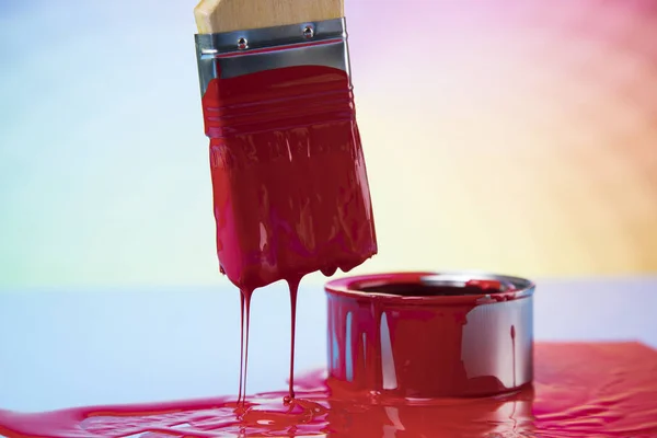 色のついた缶に筆を塗る — ストック写真