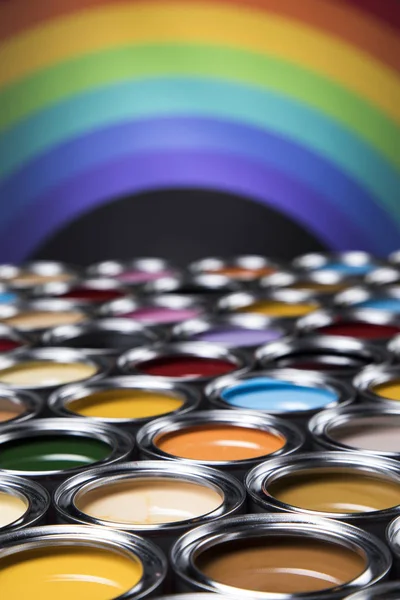 彩虹色 敞亮的油漆罐 — 图库照片