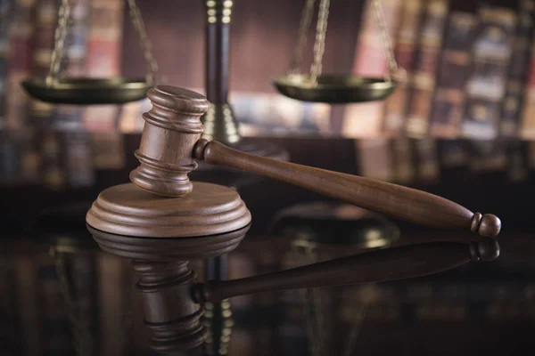 法律テーマ 裁判官 木製小槌 ミラー反射背景の木槌 — ストック写真